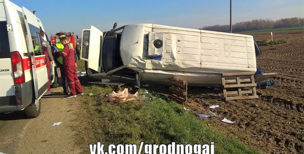 Пад Гроднам у ДТЗ мікрааўтобус прыціснуў кіроўцу, ён загінуў