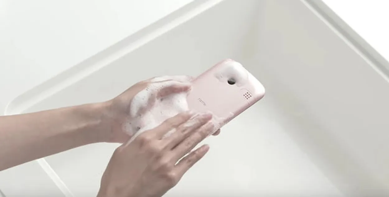 У Японіі прыдумалі тэлефон, які можна мыць з мылам