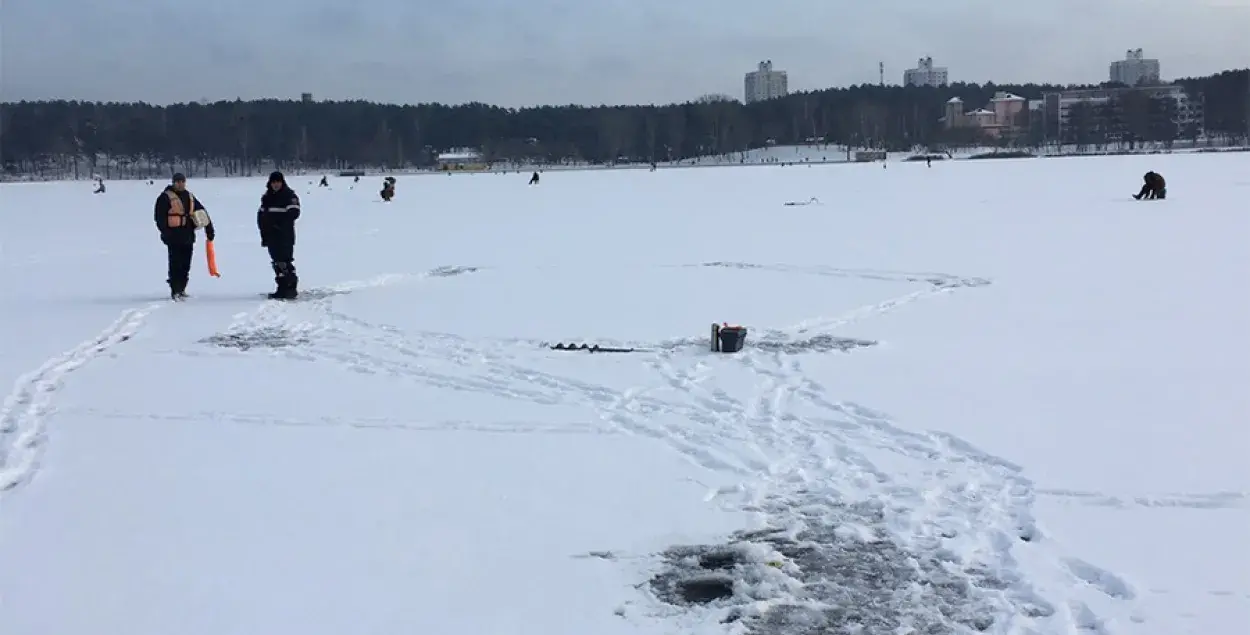 На Мінскім моры рыбак праваліўся пад лёд 