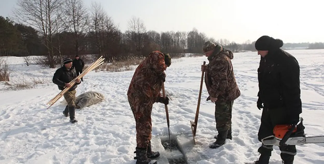 У Гомельскай вобласці рыбу ў рэках ратуюць ад кіслароднага галадання (фота)