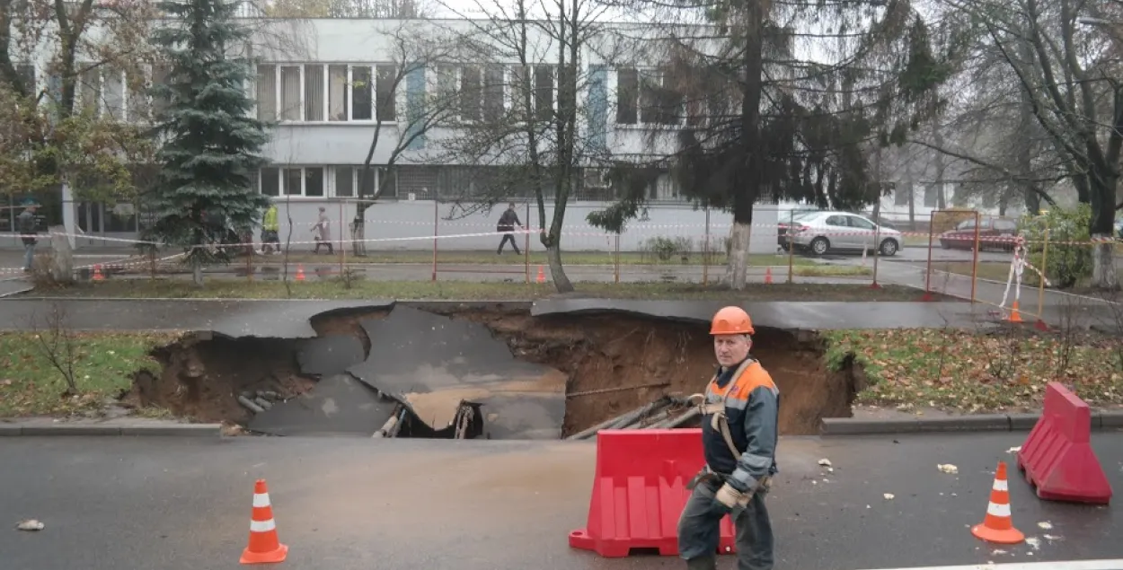 Аварыя калектара ў Мінску: абрынуўся асфальт, вада біла фантанам