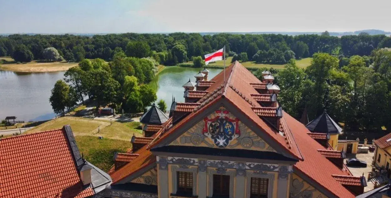 Бел-чырвона-белыя сцягі над палацам у Нясвіжы і Купалаўскім тэатрам