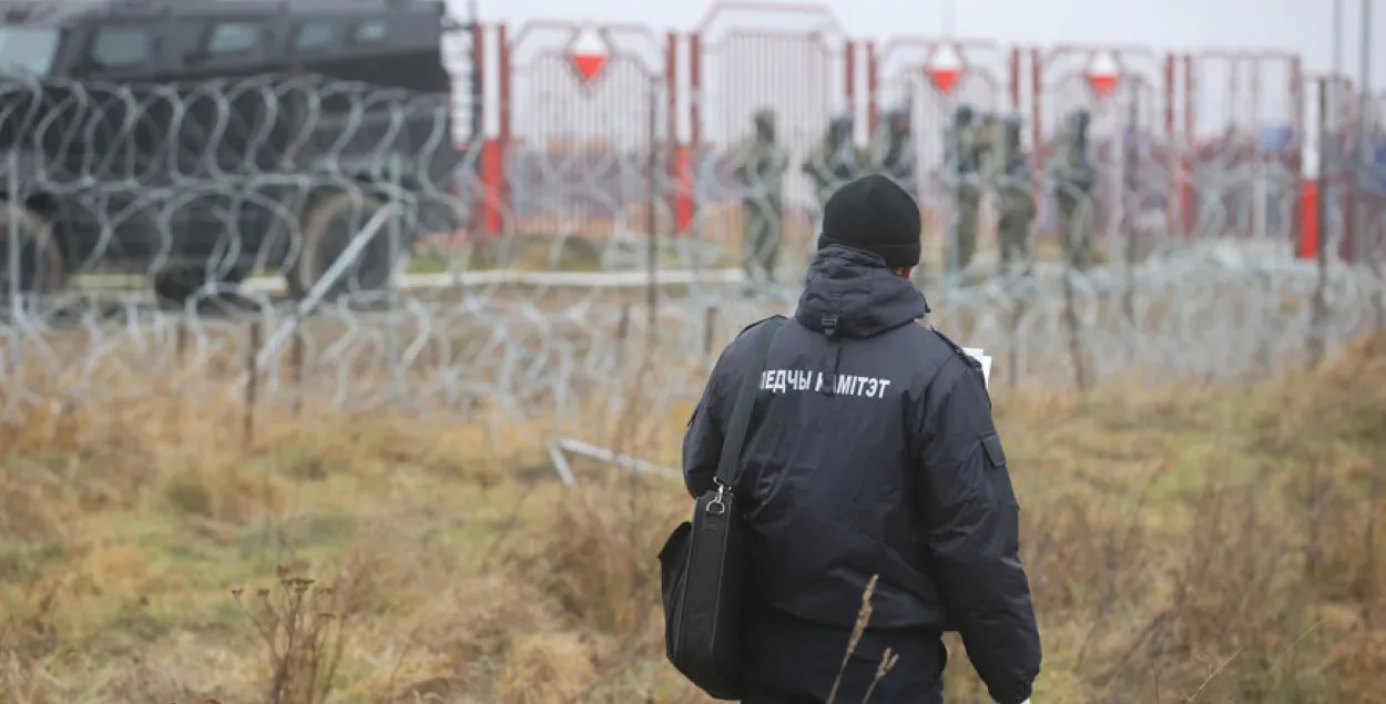 Супрацоўнік СК Беларусі аглядае месца здарэння на беларуска-польскай мяжы / БЕЛТА