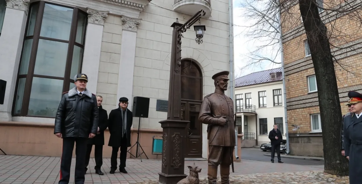 Шуневіч адкрыў у Мінску помнік царскаму паліцэйскаму з сабачкам. Фота