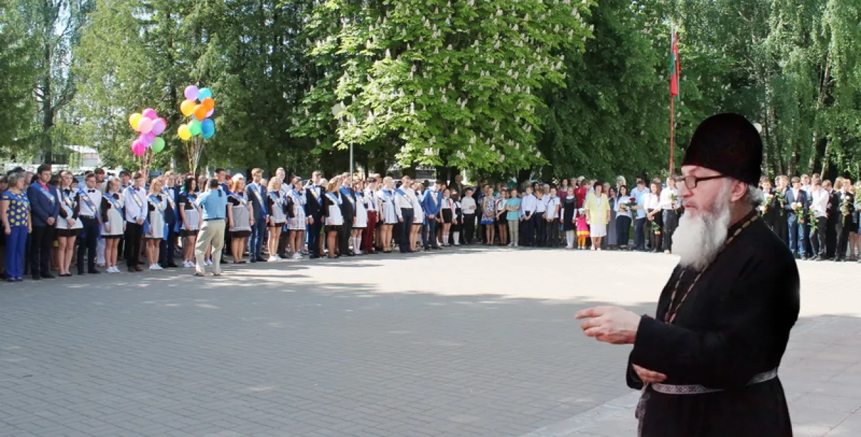 У Гродне святар чытае малітвы школьнікам, у Стоўбцах — асвячае першакласнікаў