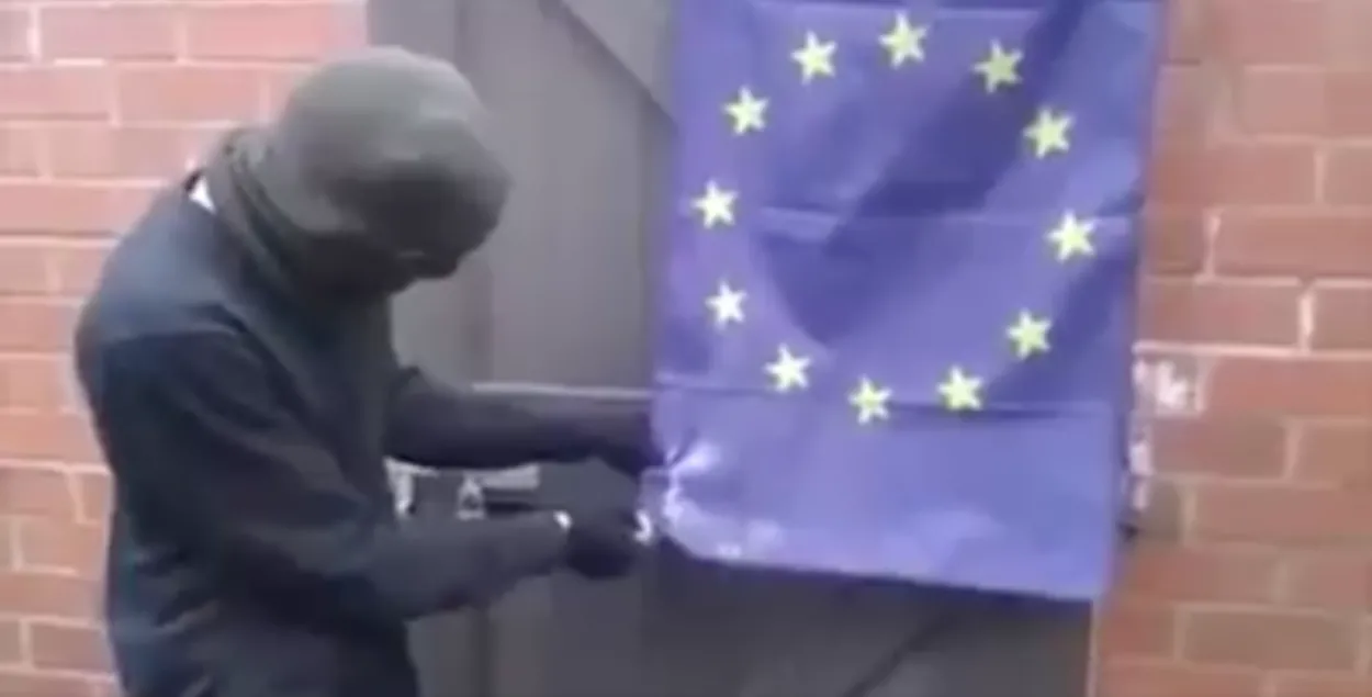 Еўраскептык з Брытаніі спрабуе спаліць сцяг ЕС, але не можа (відэа)