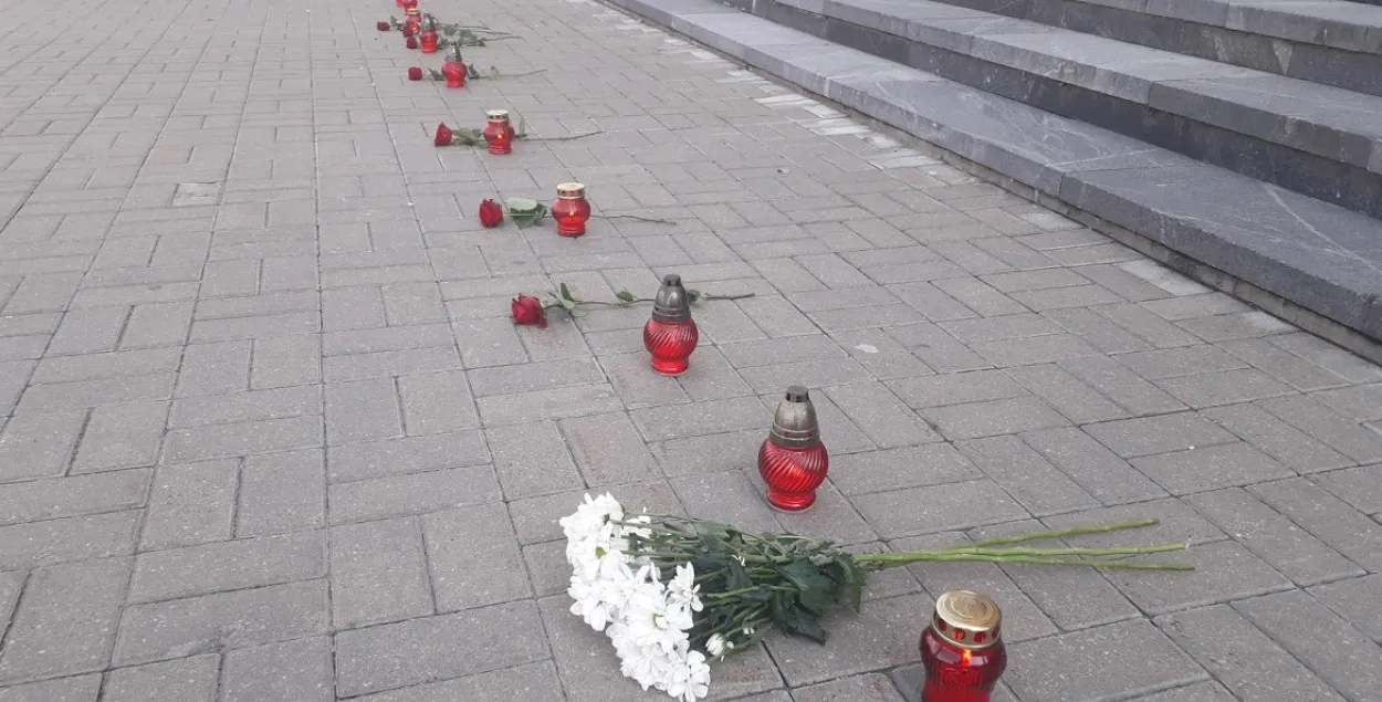 Одна из традиций белорусских мирных протестов &mdash; цветы вдоль дороги​ / Еврорадио