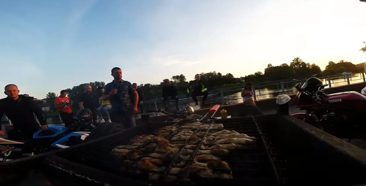 Гродзенцы гатавалі шашлыкі падчас язды на матацыкле (відэа)