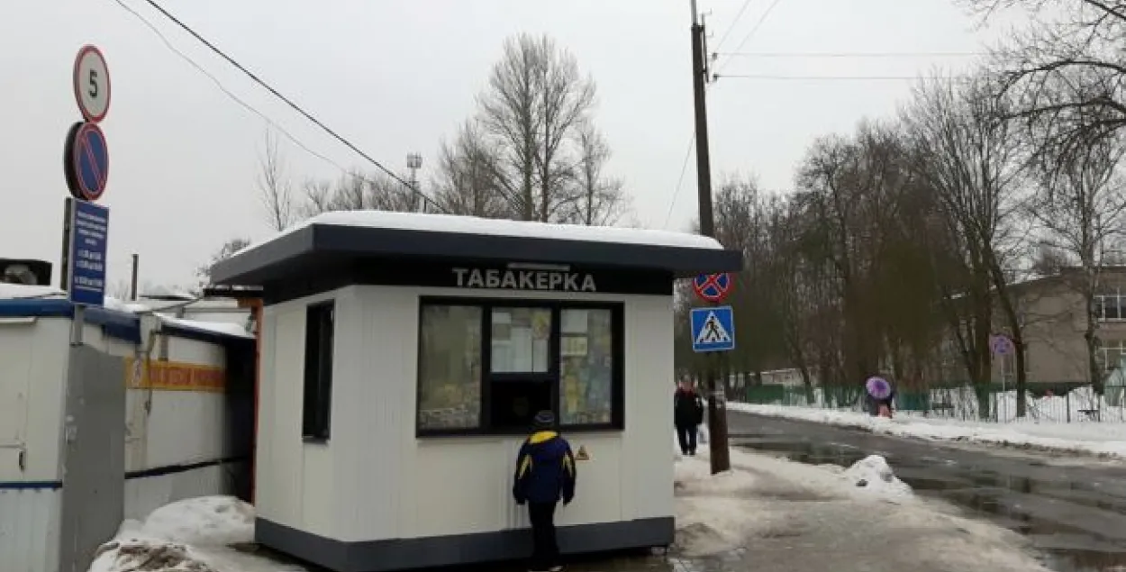 Віцебскія ўлады адмовіліся прыбіраць шапікі "Табакеркі" з прыпынкаў