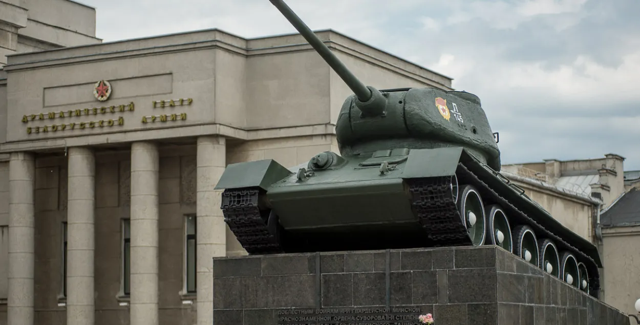 У Мінску п’яны памачыўся на танк ля Дома афіцэраў — завялі справу