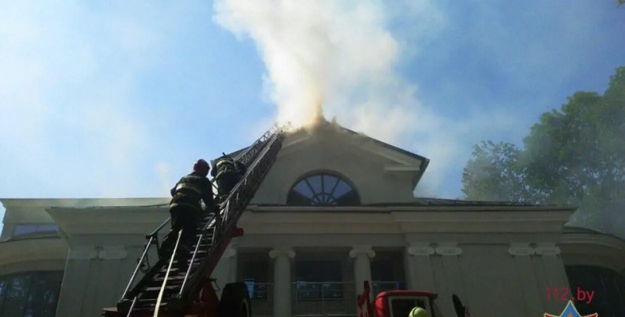 У Мінску гарэў былы будынак Моладзевага тэатра