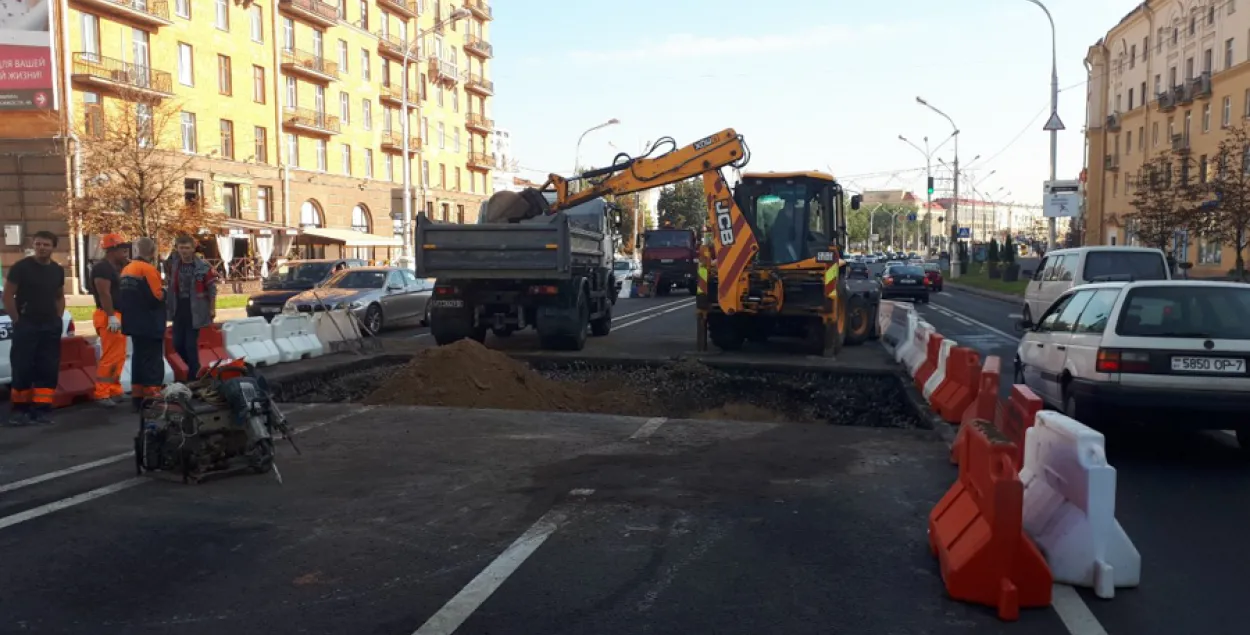 Каля плошчы Якуба Коласа ў Мінску прарвала трубы (фота)