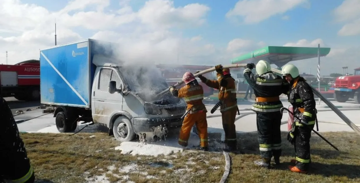 На аўтазапраўцы ў Ваўкавыску загарэлася "Газель" (фота)