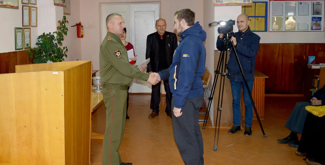 Сяргей Плескі на Дне прызыўніка ў ваенным камісарыяце Рэчыцкага і Лоеўскага раёнаў / rcity.by​