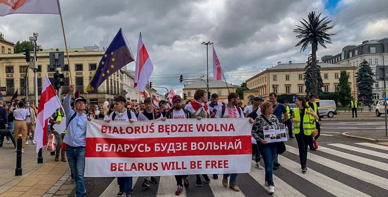 Фотофакт: Белорусы идут маршем по Варшаве в годовщину начала протестов