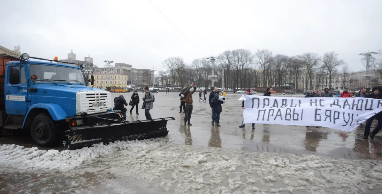 Як прадпрымальнікаў выціскалі з плошчы камунальнікі з шуфлямі