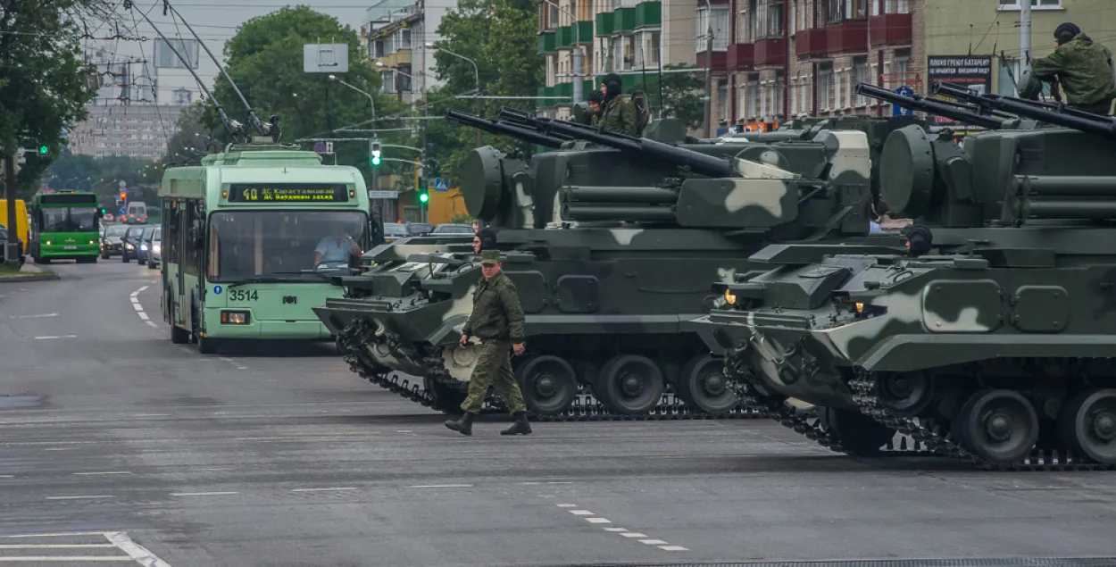 Заторы на вуліцах Мінска падчас чарговай рэпетыцыі параду. Фотарэпартаж