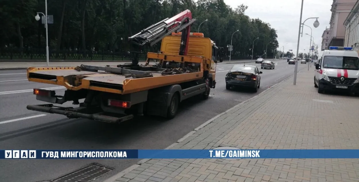 Эвакуатар наехаў на легкавік, а грузавік згубіў на праспекце прычэп з пяском