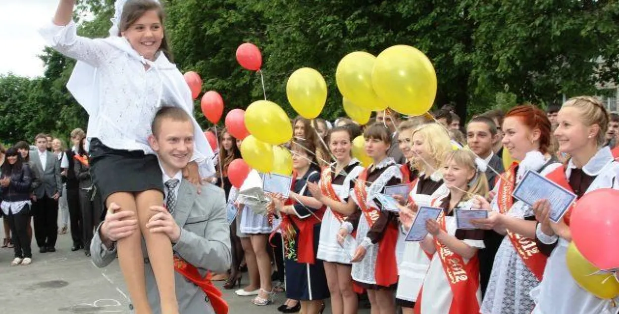 З мінскіх школьнікаў збіраюць па 35 рублёў на “Апошні званок” Ягора Крыда