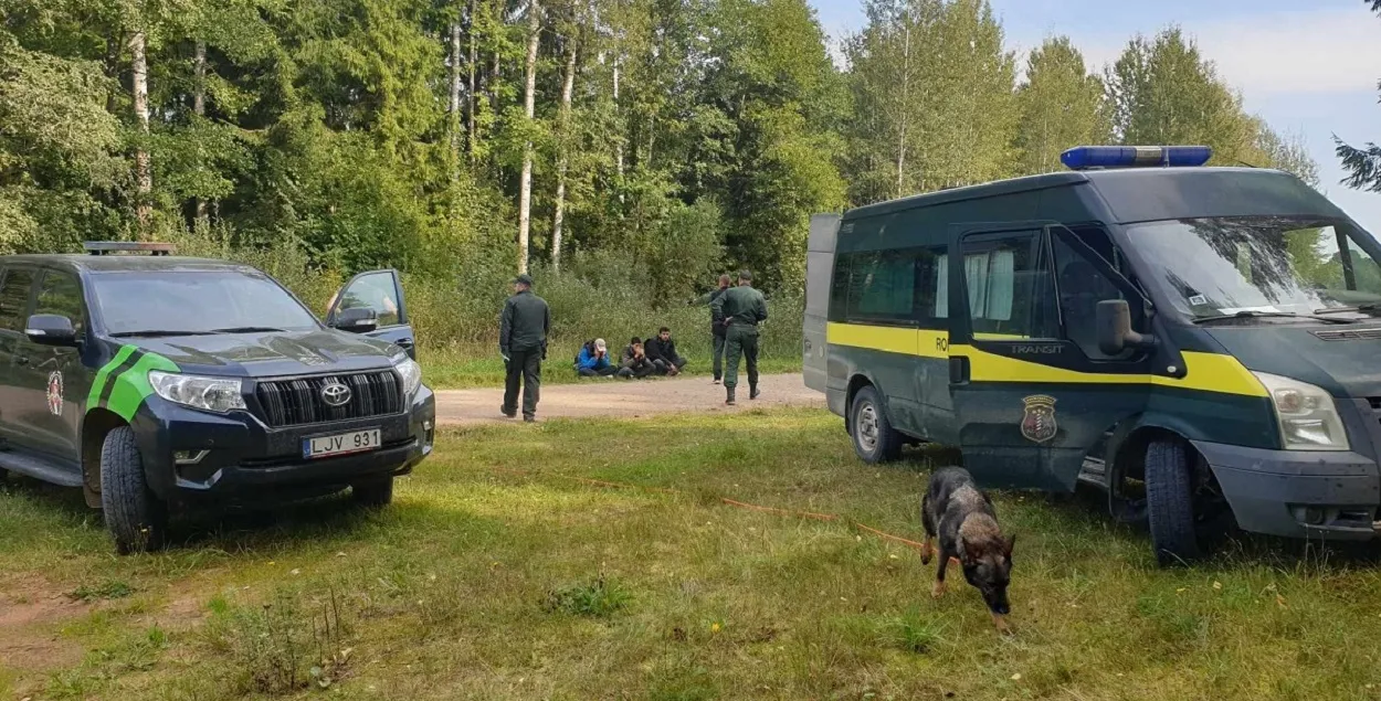 Мигранты, задержанные на границе Латвии и Беларуси