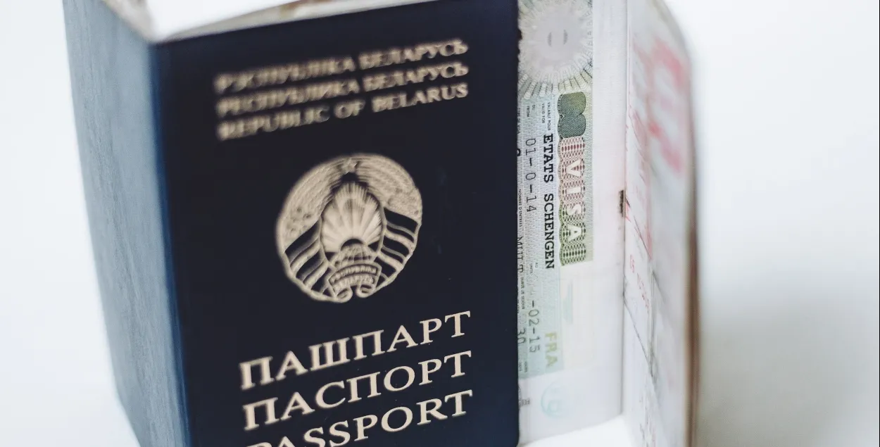 Белорусский паспорт / "Белсат"