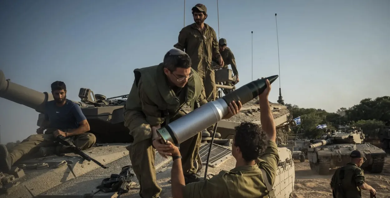 Ізраільскія салдаты ў суботу грузяць снарады на танк напярэдадні магчымага ўварвання ў сектар Газа