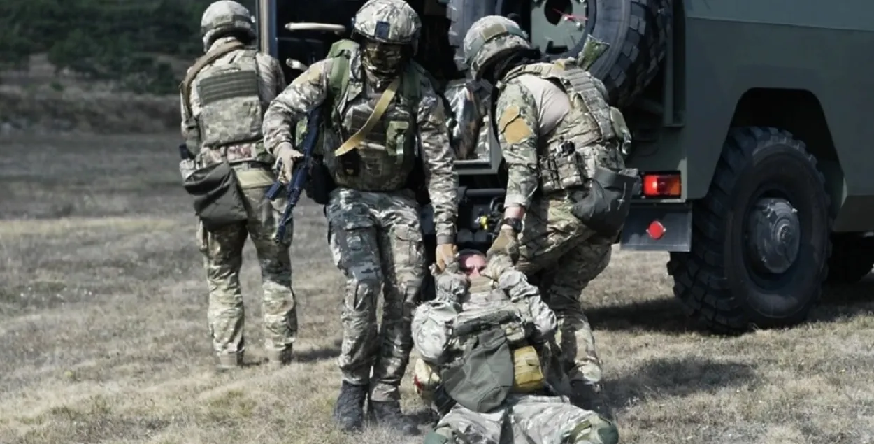 Расійскія вайскоўцы цягнуць параненага (ілюстрацыйнае фота)