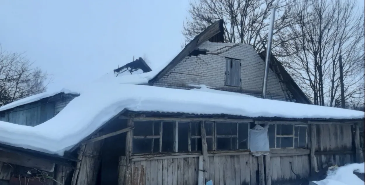 Дах абрынуўся пад цяжарам снегу