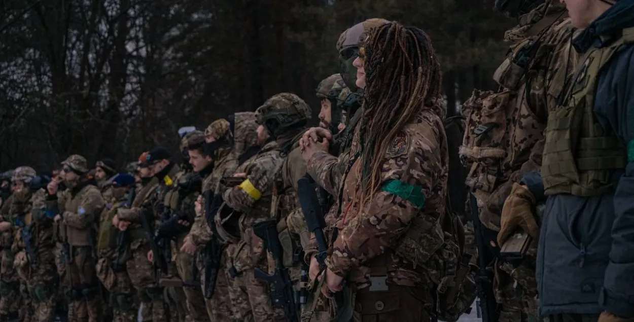 Украінскія байцы вядуць баі з праціўнікам, які іх колькасна пераважае
