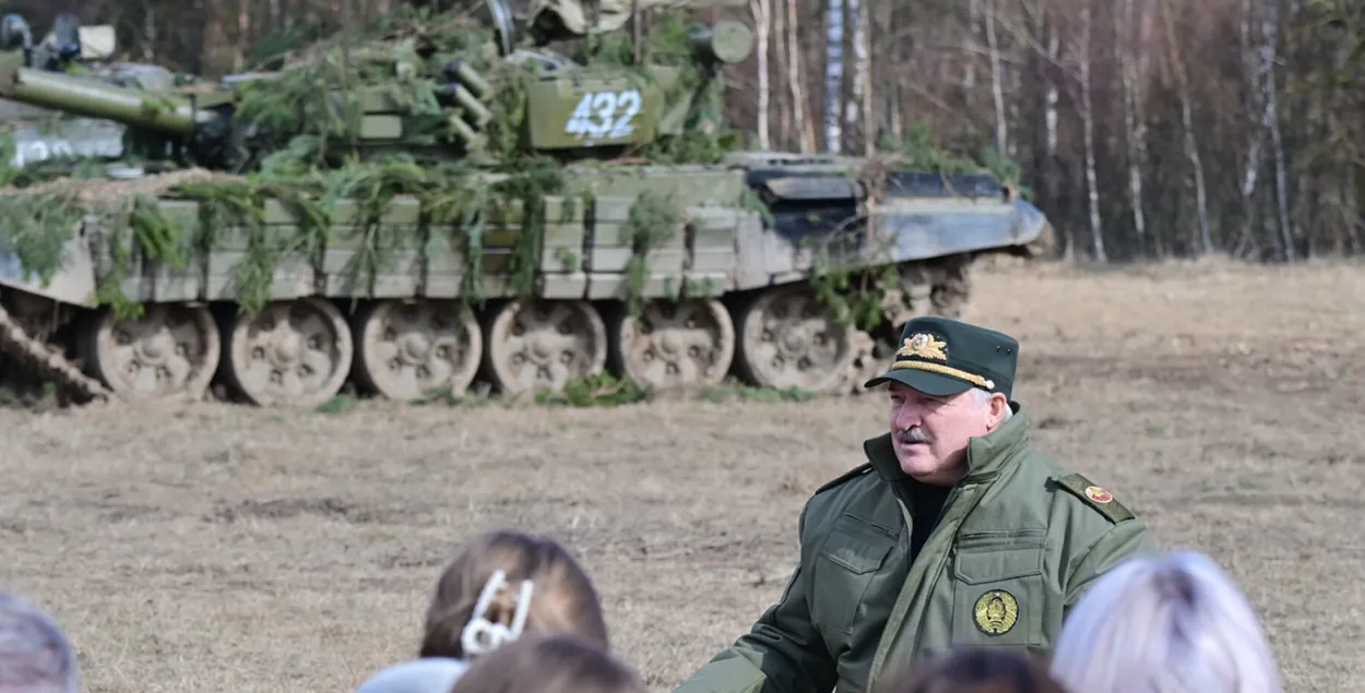 Александр Лукашенко надеется, что служба безопасности убережет его от биспилотника
