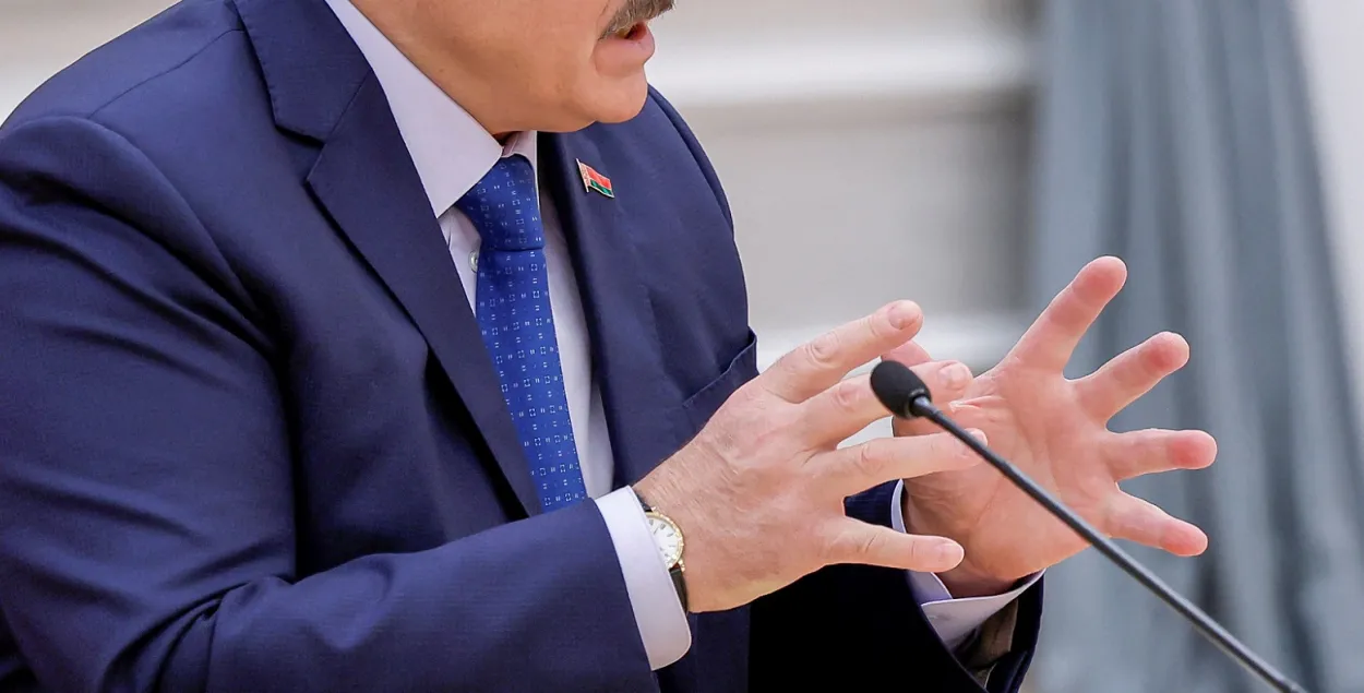 Александр Лукашенко пока отбивается "контрсанкциями"
