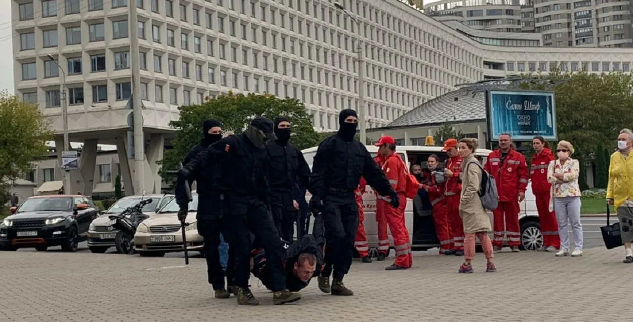 Задержание протестующего в Минске в 2020-м
