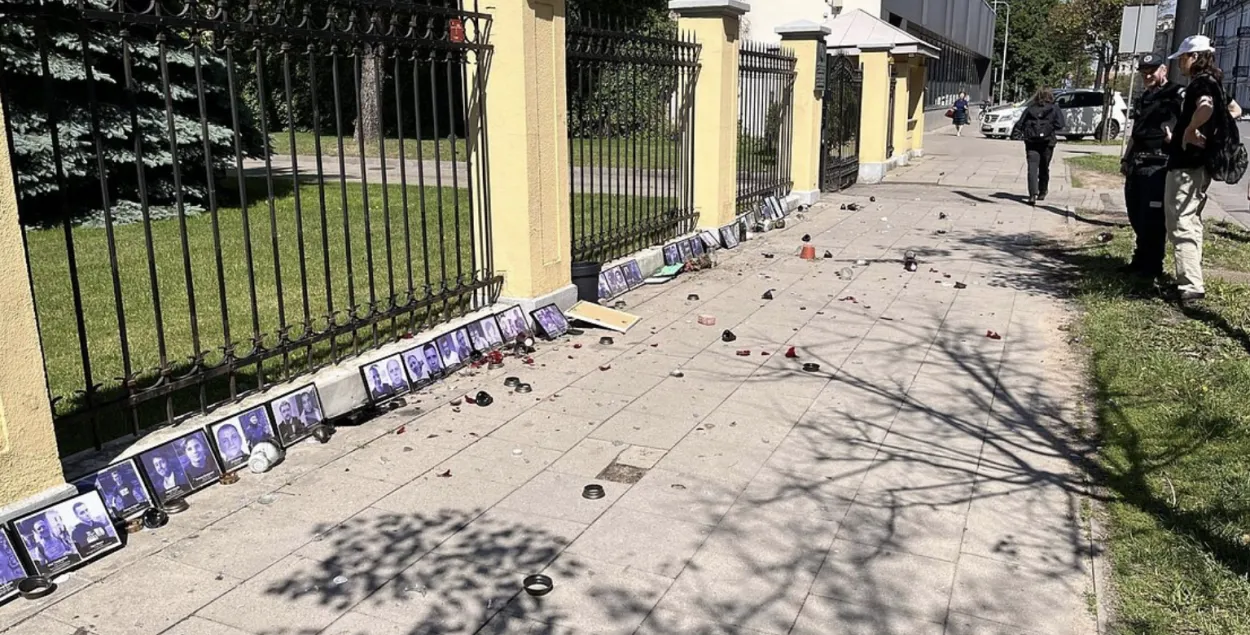 Мемориал жертвам белорусского режима осквернили возле посольства Беларуси
