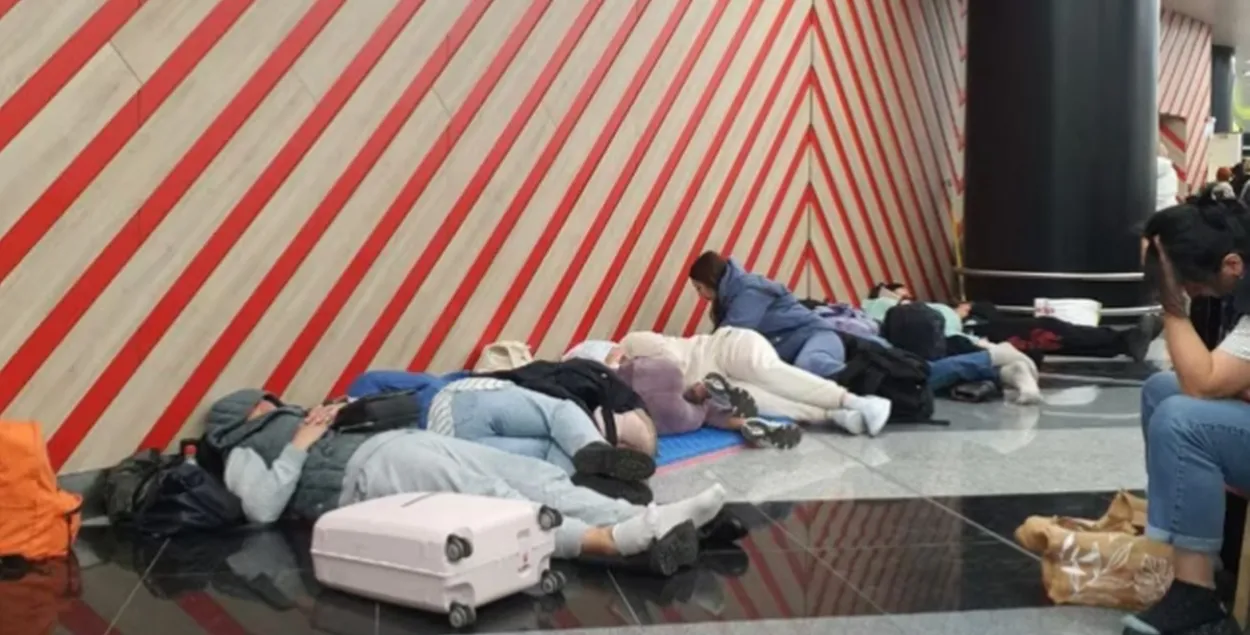Граждане Украины в ожидании фильтрации в аэропорту "Шереметьево"

