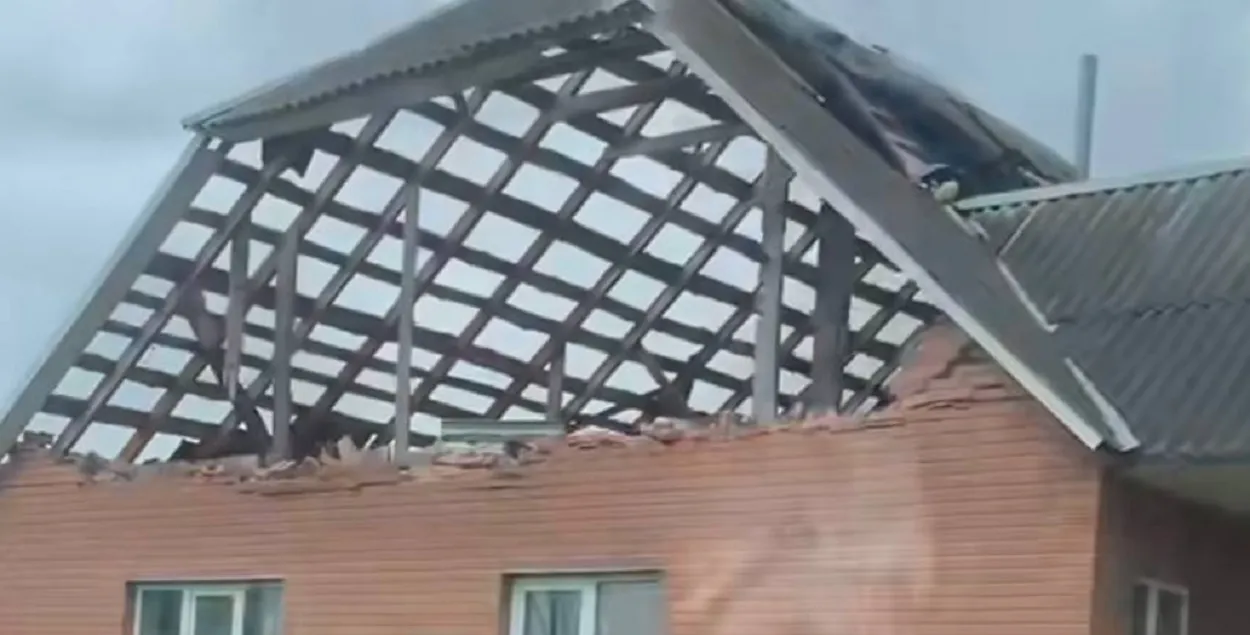 Крышу одного из домов ветер раскрыл практически полностью
