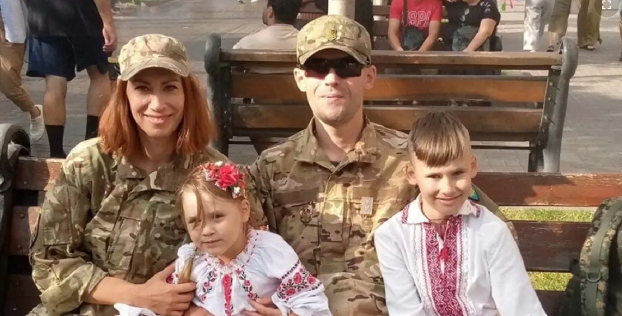 Елена Гергель и Василий Парфенков со своими детьми

