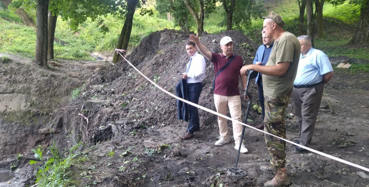 Вадзім Лакіза (з паднятай рукой) на гарадзішчы на Менцы
