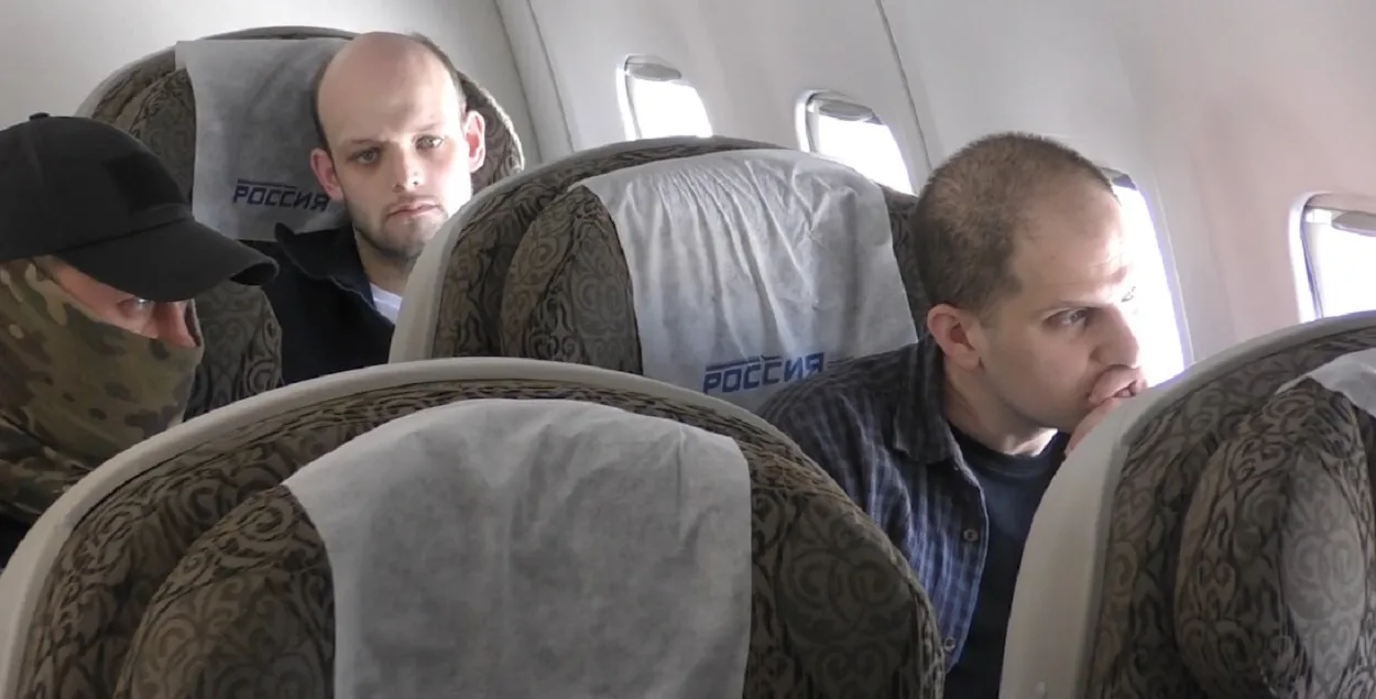 Рико Кригер в самолете перед обменом
