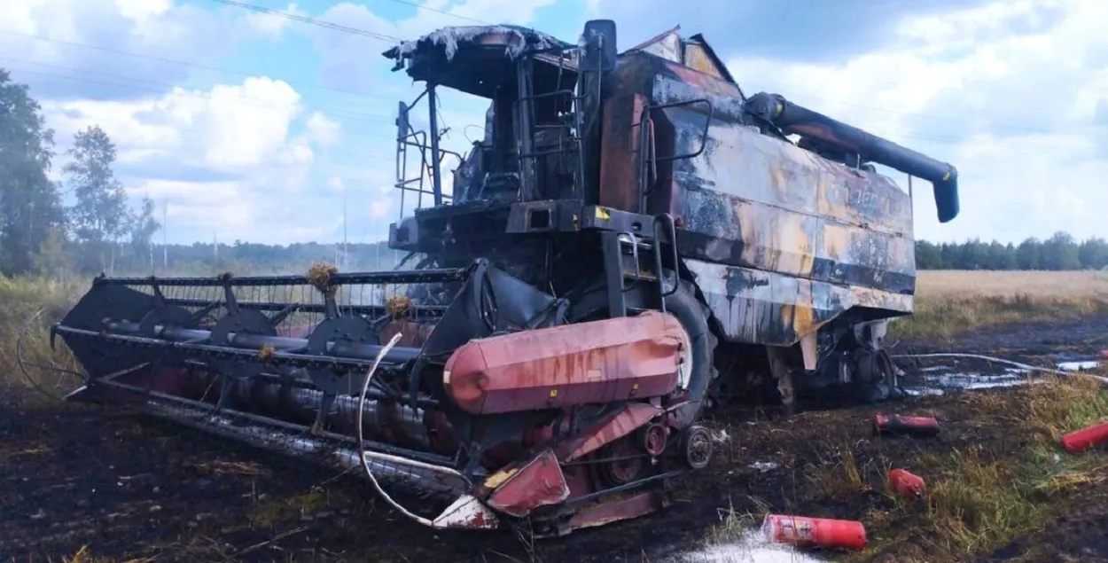 Гэты камбайн у жніўні згарэў на Мядзельшчыне
