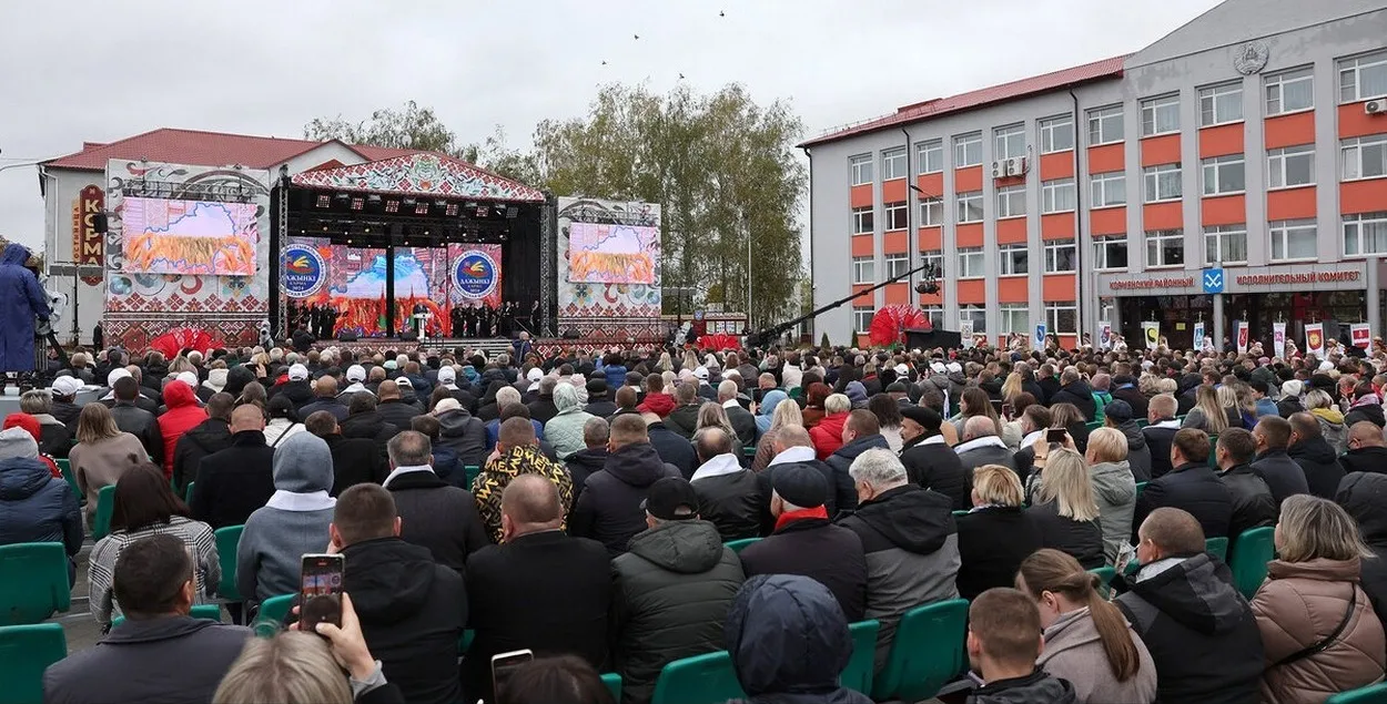 Лукашэнка прапанаваў вырошчваць персікі
