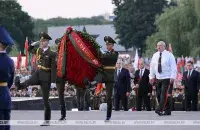 Александр Лукашенко возлагает венок в мемориальном комплексе / БЕЛТА​