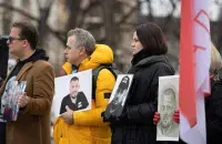 Святлана Ціханоўская трымае партрэт мужа-палітвязня / t.me/tsikhanouskaya
