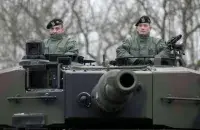 Польскія вайскоўцы на танку Leopard 2 / Фота: tvp.pl
