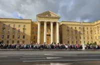 Пратэстоўцы ля будынка КДБ у Мінску / Еўрарадыё
