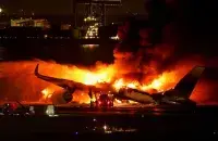 Пожар после столкновения самолетов