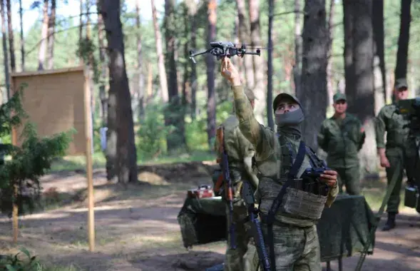 Белорусские военные учатся управлять беспилотником / t.me/modmilby/