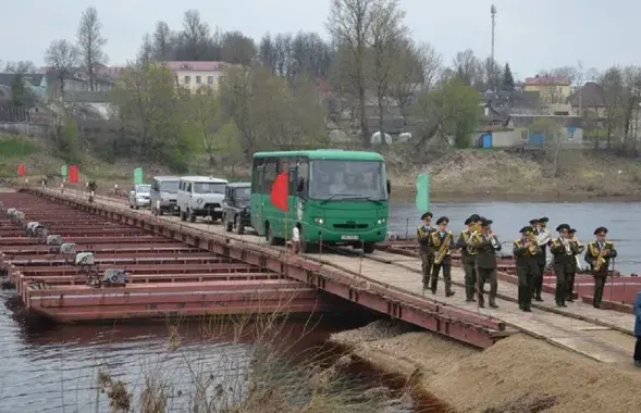 Открытие понтонного моста в Бешенковичах в 2021 году / gztzara.by
