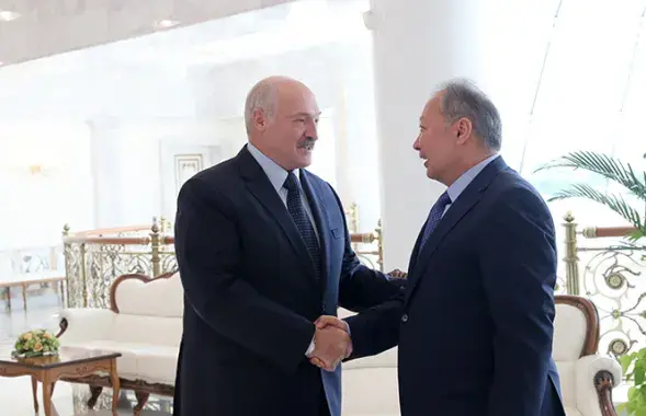 Да беларускай амбасады ў Кыргызстане прынеслі крыж для Лукашэнкі