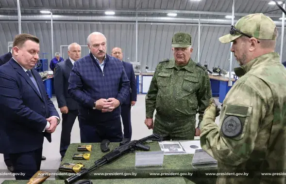 Александру Лукашенко показывали стрелковое оружие и боеприпасы / president.gov.by​