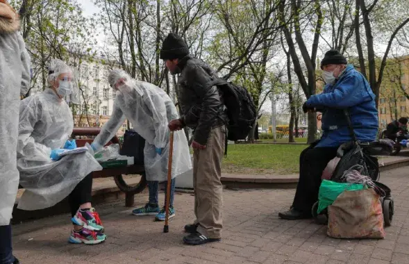 Добровольцы оказывают медицинскую помощь людям, включая бездомных и малообеспеченных граждан во время эпидемии коронавируса / Reuters